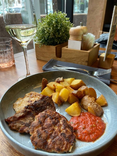 Обед с мясом, картофелем и томатным соусом